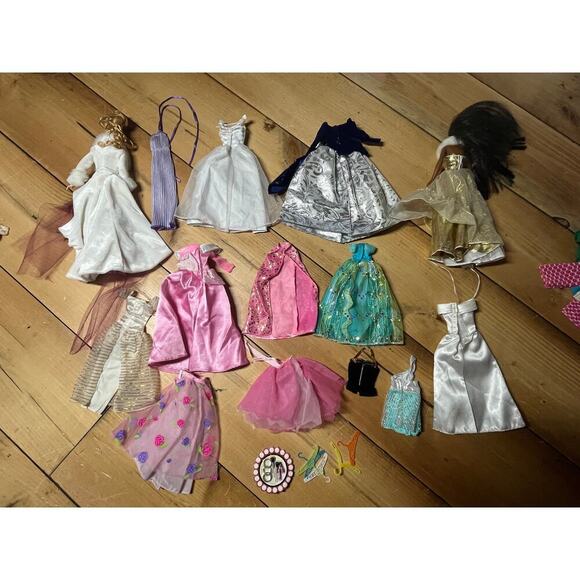 2 Vintage Holiday Barbies + 18 pieces of clothing & accessories.African American - Picture 2 of 3